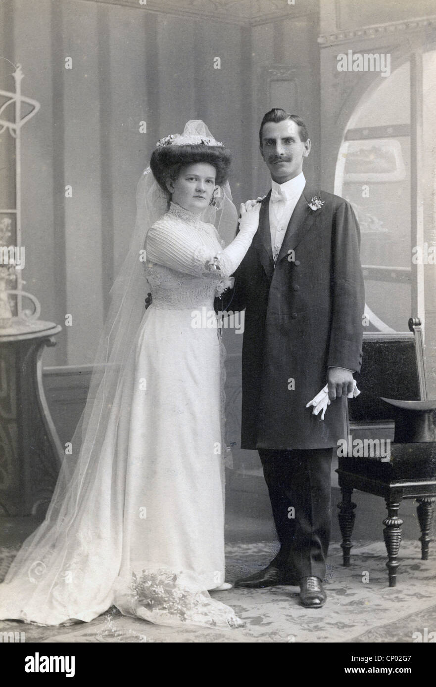 Personnes, couples, couple de mariage, photographie de Heinrich Albrecht, Vienne, carte-de-visite, pleine longueur, main sur épaule, gant, gants, voile, voiles, noeud papillon, noeuds papillon, col montant, cols montant, manteau de grenouille, mariée, épouses, marié mariée, mariée, robe de mariée, robe de mariage, robe de mariée, robe de mariée, robes de mariée, couple historique, robes de mariée, robes de mariée, couple, robes de mariée, robes de mariée, robes de mariée, couple historique, mariage, robes de mariée, robes de mariée, couple historique, couple, robes Droits supplémentaires-Clearences-non disponible Banque D'Images