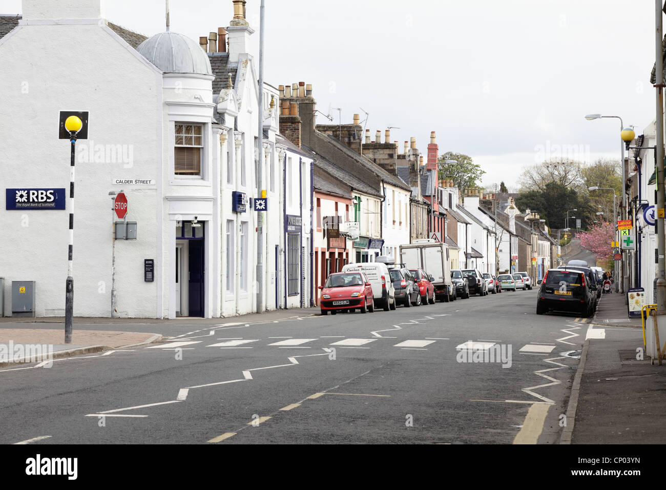 Vue au nord de la Croix à High Street dans le village de Lochwinnoch, Renfrewshire, Écosse, Royaume-Uni Banque D'Images