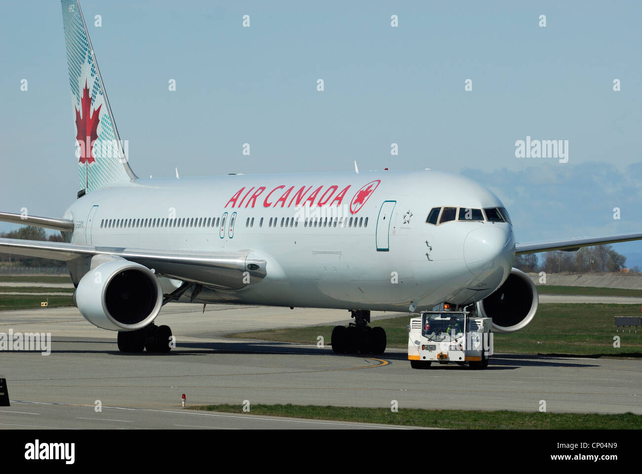 Air Canada C-GHPN Boeing 767 33A/ER remorqué sur le tarmac de l'Aéroport International de Vancouver. Banque D'Images