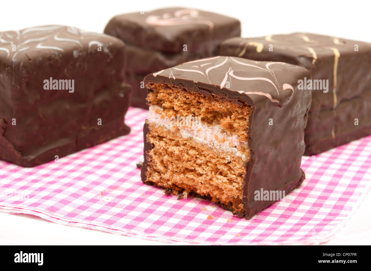 Gâteau d'épice enrobées de chocolat avec de la crème Banque D'Images