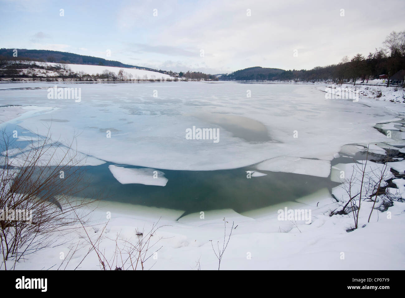 Listertalsperre lac gelé, l'Allemagne, en Rhénanie du Nord-Westphalie, Rhénanie-Palatinat Banque D'Images