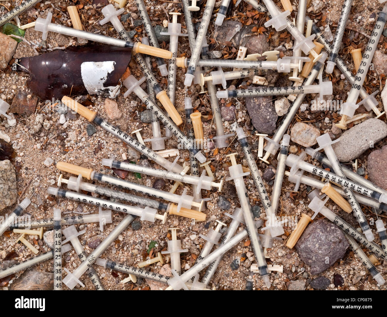 Illégal des déchets médicaux dangereux seringue dump. Banque D'Images
