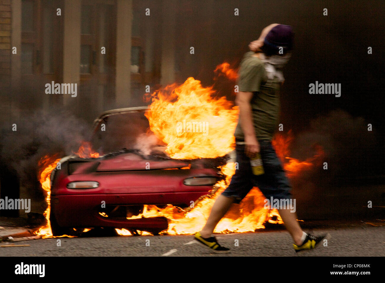 Émeutes de Hackney, les voitures sont incendiées dans et autour de Mare street. Banque D'Images