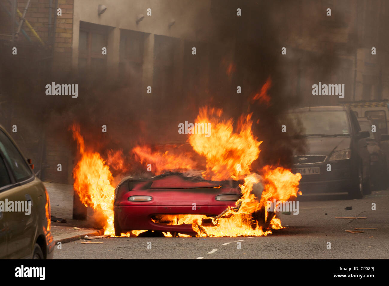 Voiture incendiée lors des émeutes de Hackney à Londres Banque D'Images
