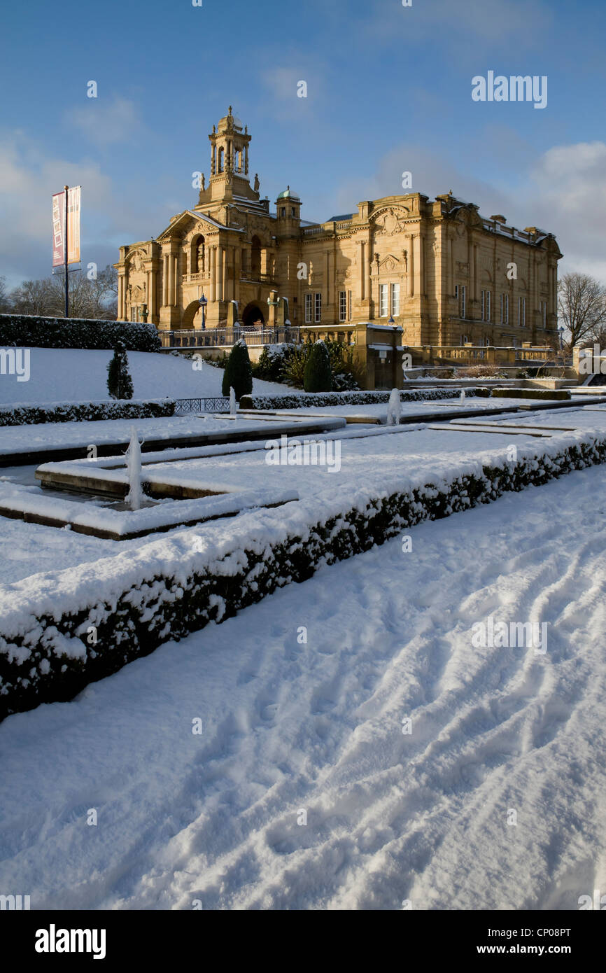 Cartwright Hall, Lister Park, Manningham, Bradford, en vertu de la première neige de l'hiver, novembre 2010. Banque D'Images