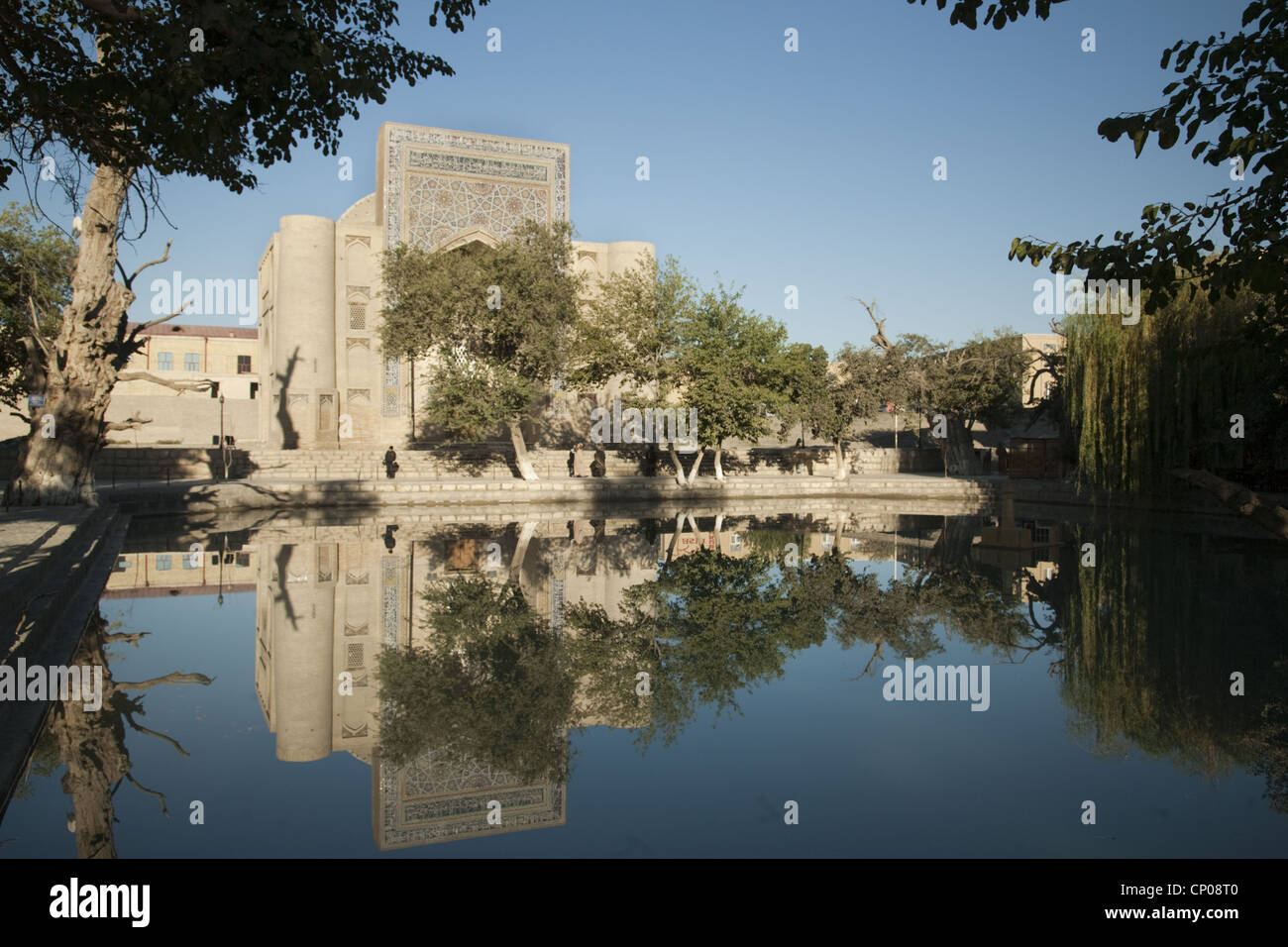 Réflexions de la Khanaka Nadir Divanbegi au tadjik (piscine) sur la place centrale de Boukhara Banque D'Images