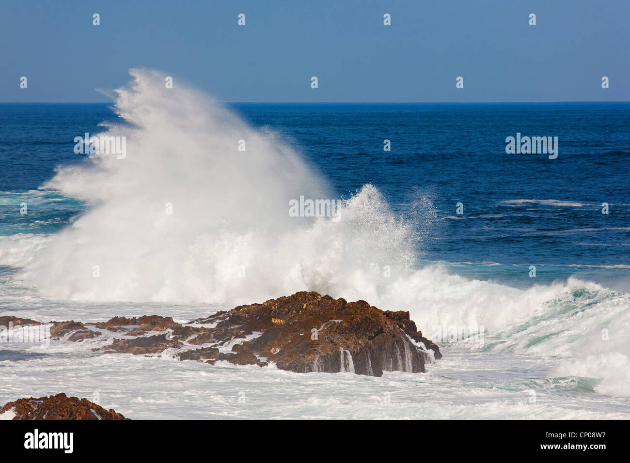 La vague de rock à l'embouchure de la rivière tempêtes vagues, Afrique du Sud, Eastern Cape, Tsitsikamma-Nationalpark, Plettenberg Bay Banque D'Images