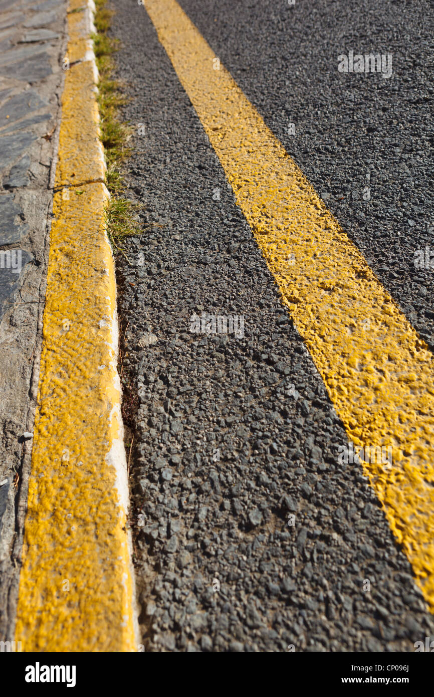 Les lignes jaunes sur la route double signifie aucun stationnement Banque D'Images