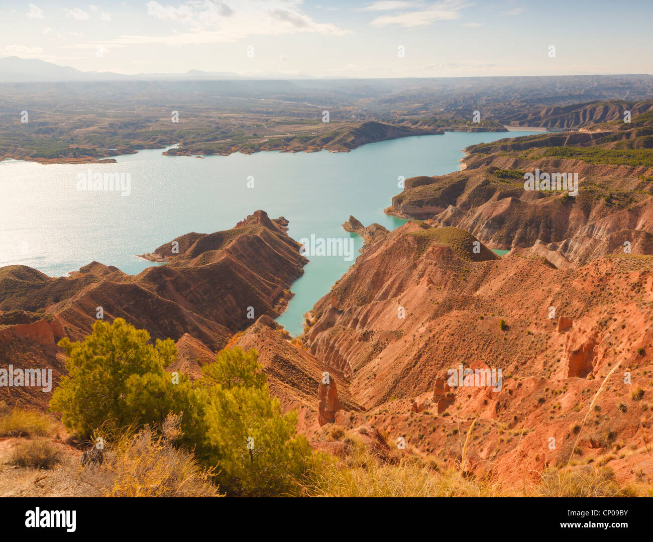 Le réservoir. Le barrage de Negratin, Province de Grenade, Andalousie, Espagne du sud. Banque D'Images