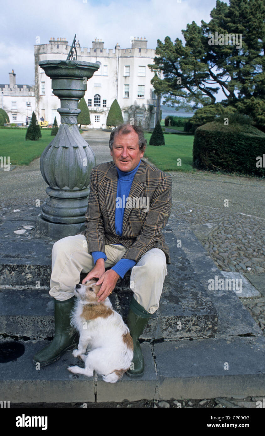Desmond FitzGerald, 29e Chevalier de Glin, avec Jack, dans le jardin de la maison ancestrale, Glin Castle, Banque D'Images