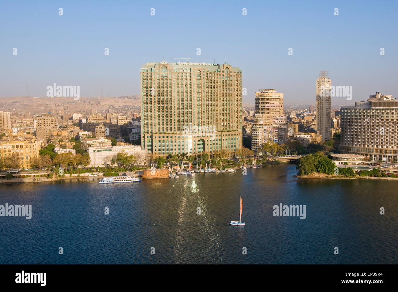 Vue sur le Nil et le centre-ville de Caire du Zamalek Banque D'Images