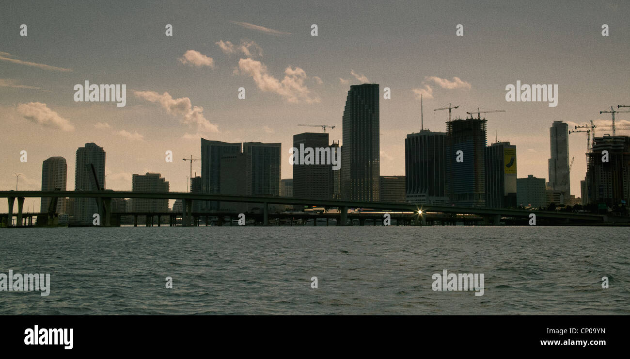 La ville de Miami a photographié en fin d'après-midi à partir d'un bateau au large de la rive. Banque D'Images