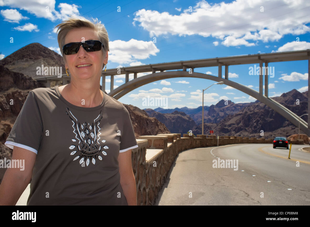 Femme d'âge moyen en face de Hoover Dam Bypass Bridge Banque D'Images