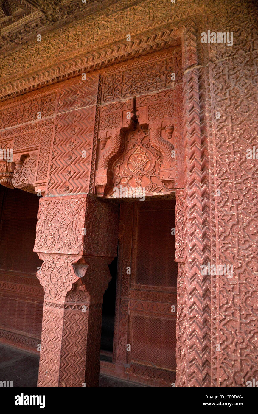 Fatehpur Sikri, l'Inde. Sculptures décoratives en piliers de pierre et mur de la Diwan-i-Khas (Hall d'Audience privée). Banque D'Images