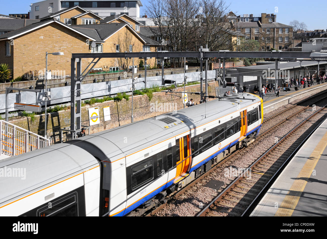 Highbury et Islington et plate-forme de la gare overground train approchant Banque D'Images