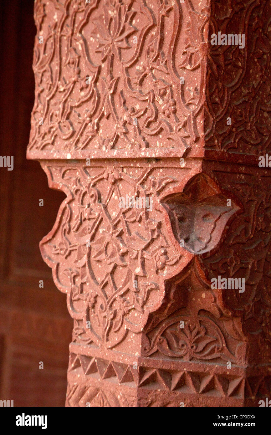 Fatehpur Sikri, Uttar Pradesh, Inde. Sculptures décoratives en piliers de pierre du Diwan-i-Khas (Hall d'Audience privée). Banque D'Images