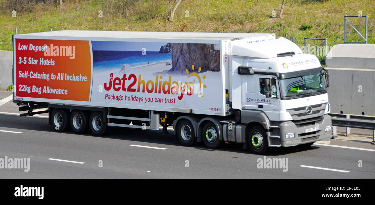 Publicité Vacances Jet 2 sur le côté de la remorque articulée derrière Fowler Welch Merceded Benz truck Banque D'Images