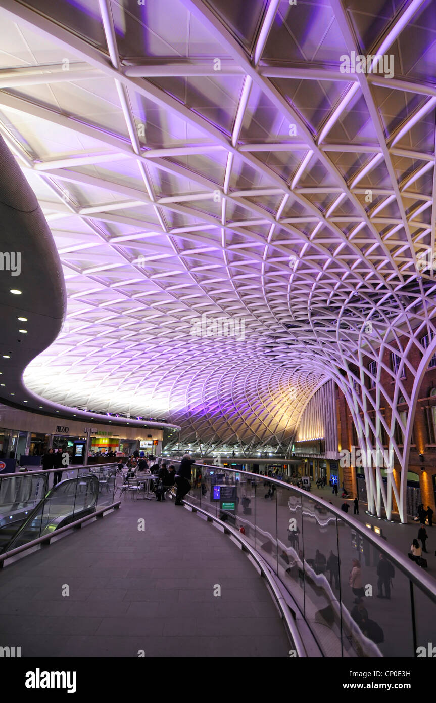 La nuit de la gare Kings Cross hall de départ avec mezzanine et plafond à motifs structure illuminée Banque D'Images