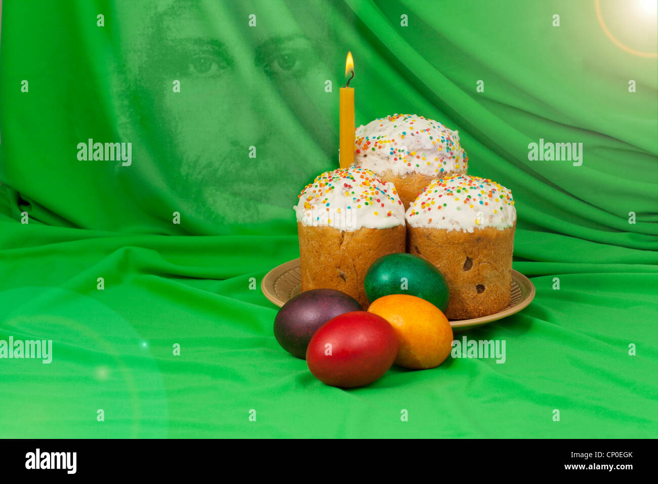 Gâteau de Pâques et les oeufs colorés sur fond de matière verte Banque D'Images