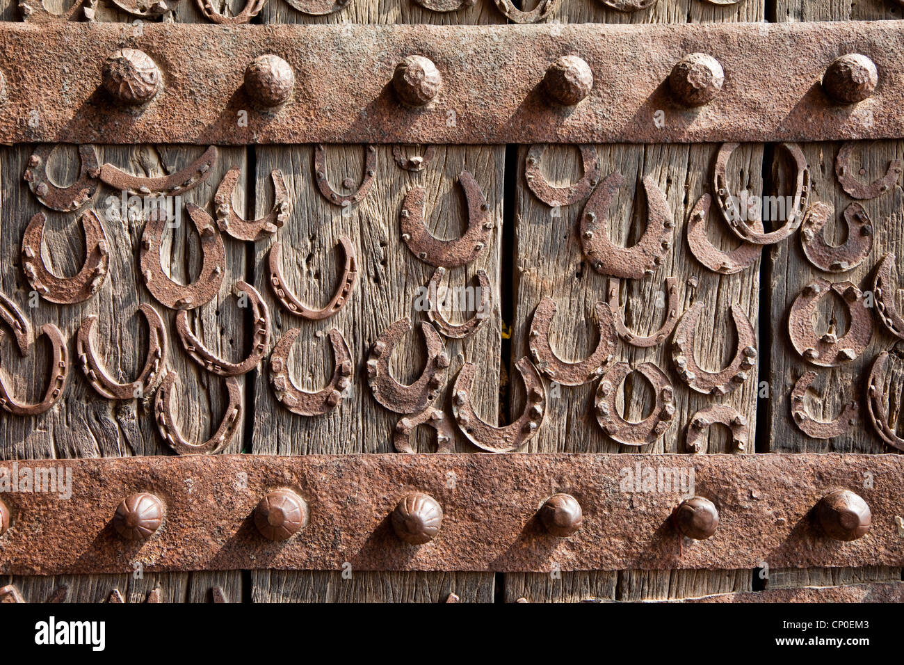 Fatehpur Sikri, l'Inde. Fers cloués aux portes de Buland Darwaza (grande porte) Entrée de la Jama Masjid cour intérieure. Banque D'Images