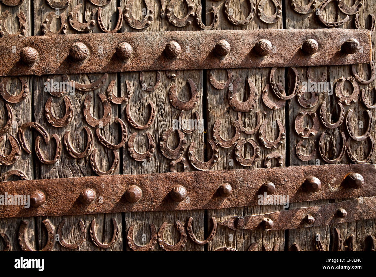 Fatehpur Sikri, l'Inde. Fers cloués aux portes de Buland Darwaza (grande porte) Entrée de la Jama Masjid cour intérieure. Banque D'Images