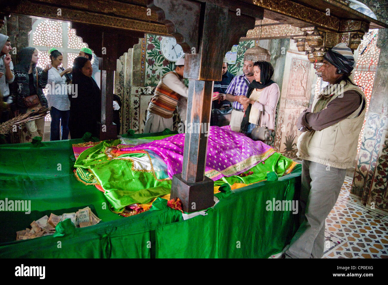 Fatehpur Sikri, l'Inde. La visite du mausolée de Cheikh Salim Chishti. Nos prières sont souvent offerts dans l'espoir de concevoir un enfant. Banque D'Images