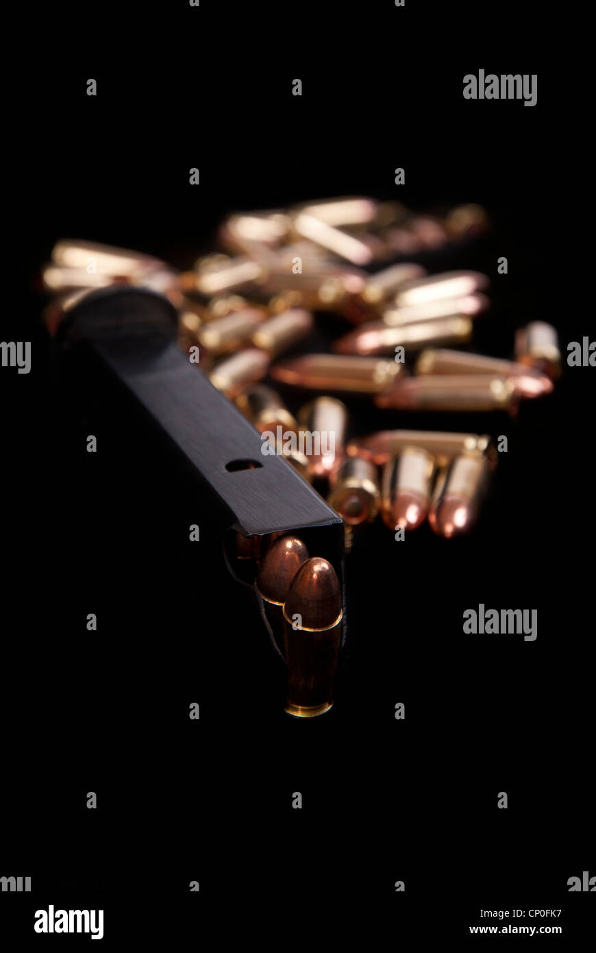 Close up d'arme chargée magazine et munitions isolated on black Banque D'Images