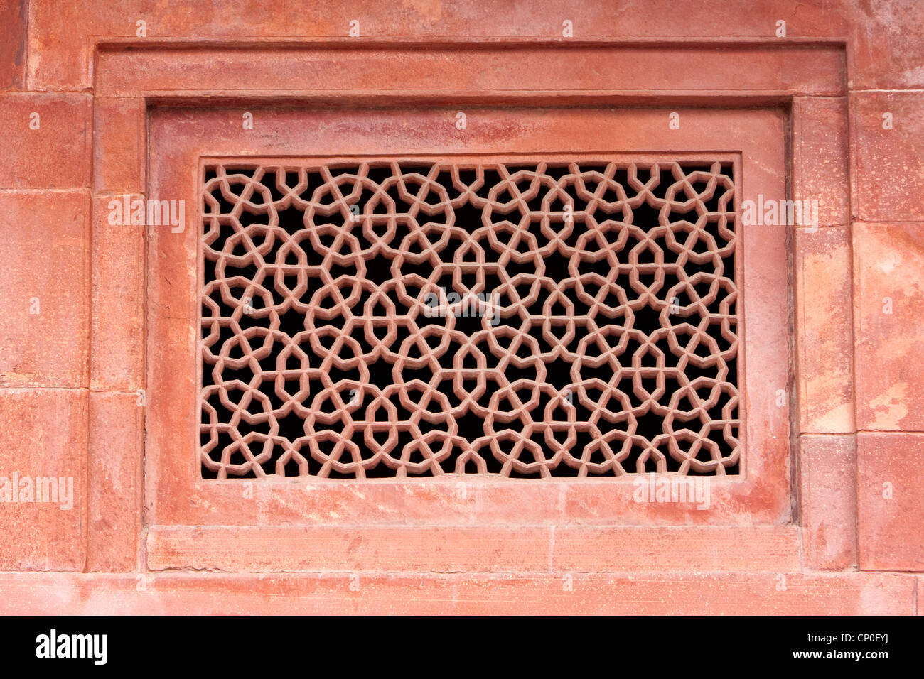 Fatehpur Sikri, Uttar Pradesh, Inde. La conception islamique géométrique dans la fenêtre, Laticework Nonagons interverrouillage montrant et hexagones. Banque D'Images