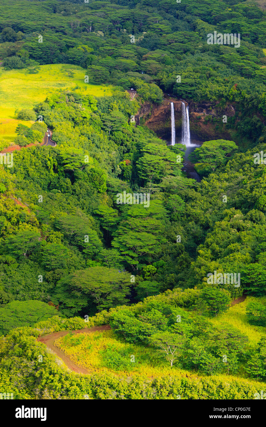 Vue d'hélicoptère sur le Wailua Falls. Kauai, Hawaii Banque D'Images