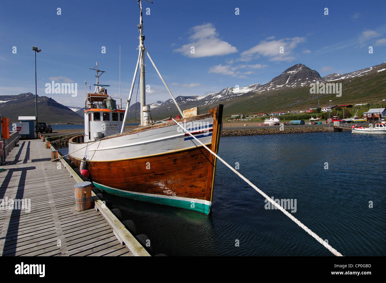 Bateau de pêche traditionnelle dans le port à Faskrudfjordur dans les fjords de l'est région du sud-est de l'Islande Banque D'Images