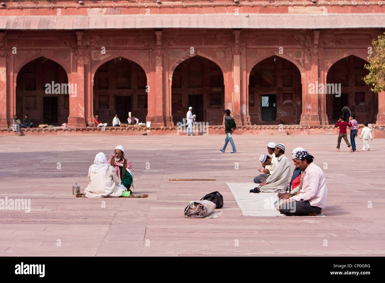 Fatehpur Sikri, Uttar Pradesh, Inde. Les hommes de prier dans la cour de la mosquée Jama Masjid (Dargah). Banque D'Images