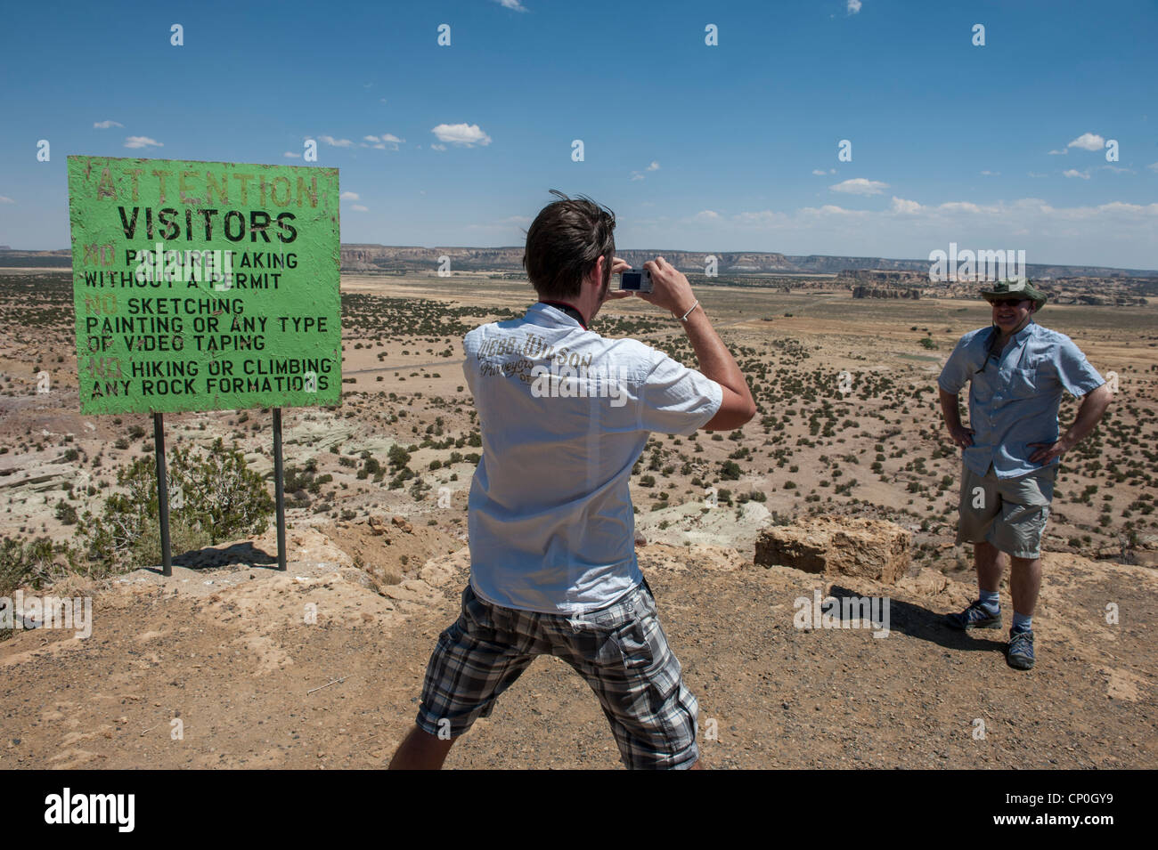 Photographe de prendre une photo à côté d'une photographie sans signe. Acoma Sky ville du Nouveau Mexique. USA Banque D'Images