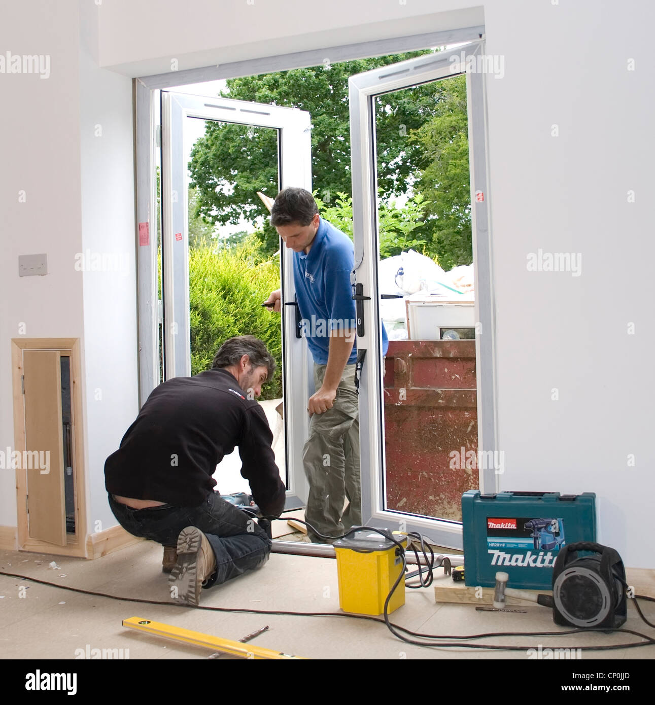 L'installation d'un remplacement efficace de l'énergie nominale français double vitrage fenêtres portes dans un garage maison conversion extension. Banque D'Images