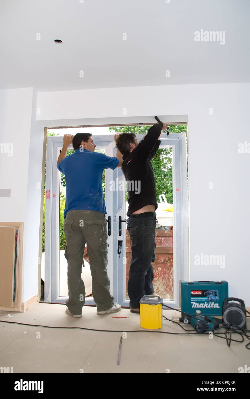 L'installation d'un remplacement efficace de l'énergie nominale français double vitrage fenêtres portes dans un garage maison conversion extension. Banque D'Images