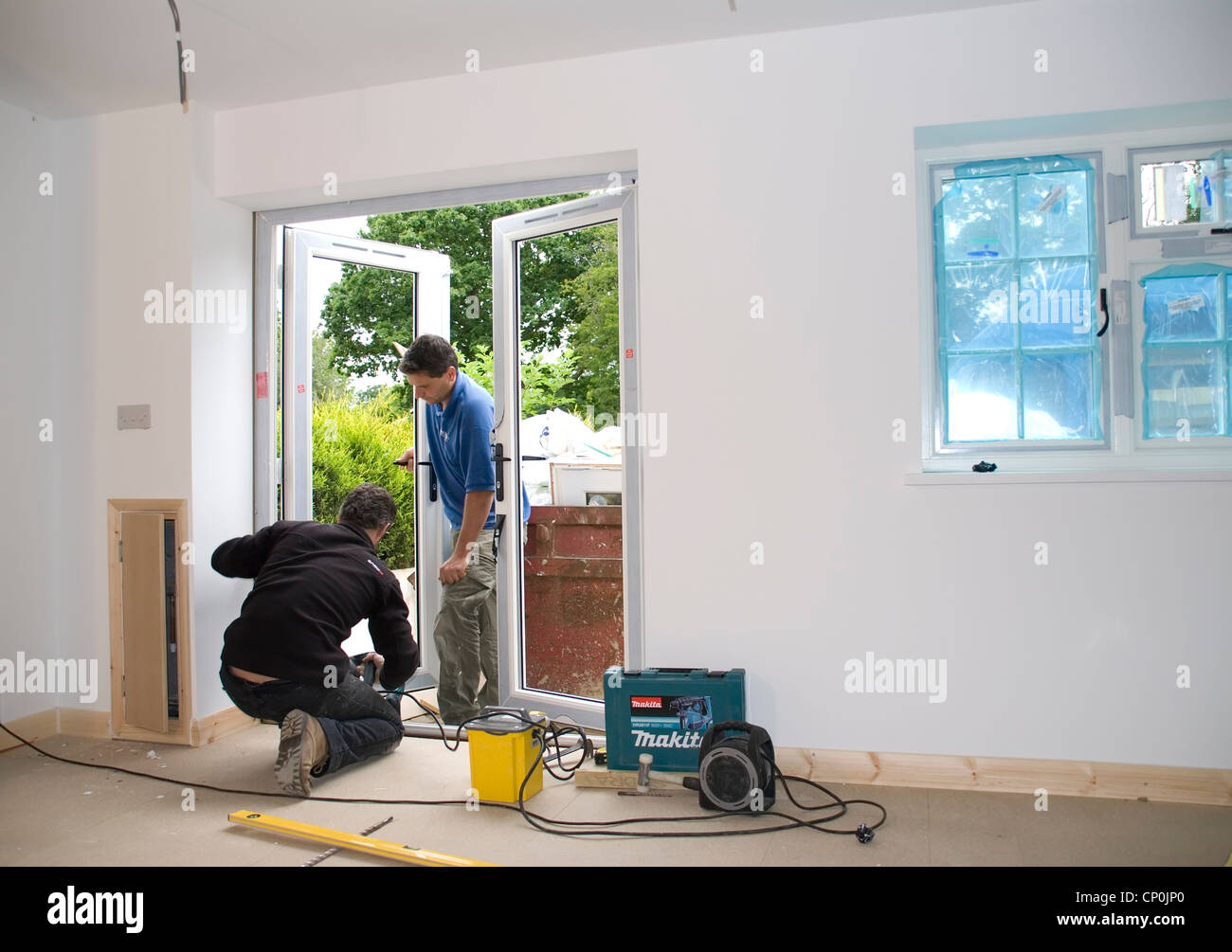 L'installation d'un remplacement efficace de l'énergie nominale français double vitrage fenêtres portes dans un garage maison conversion extension. Banque D'Images