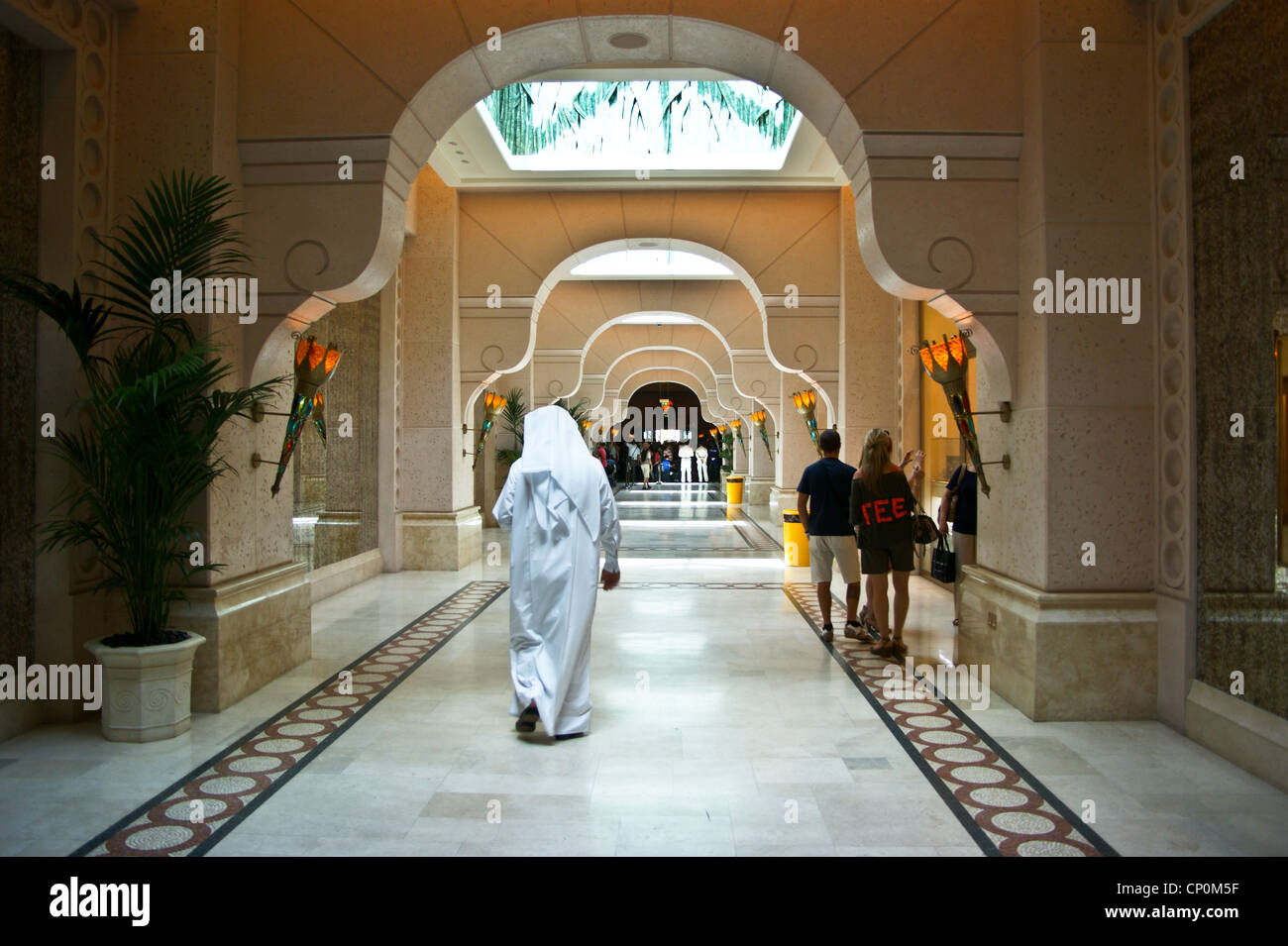 Un homme en robe arabe traditionnel à l'Hôtel Atlantis The Palm, Palm Jumeirah, Dubai, Émirats Arabes Unis Banque D'Images