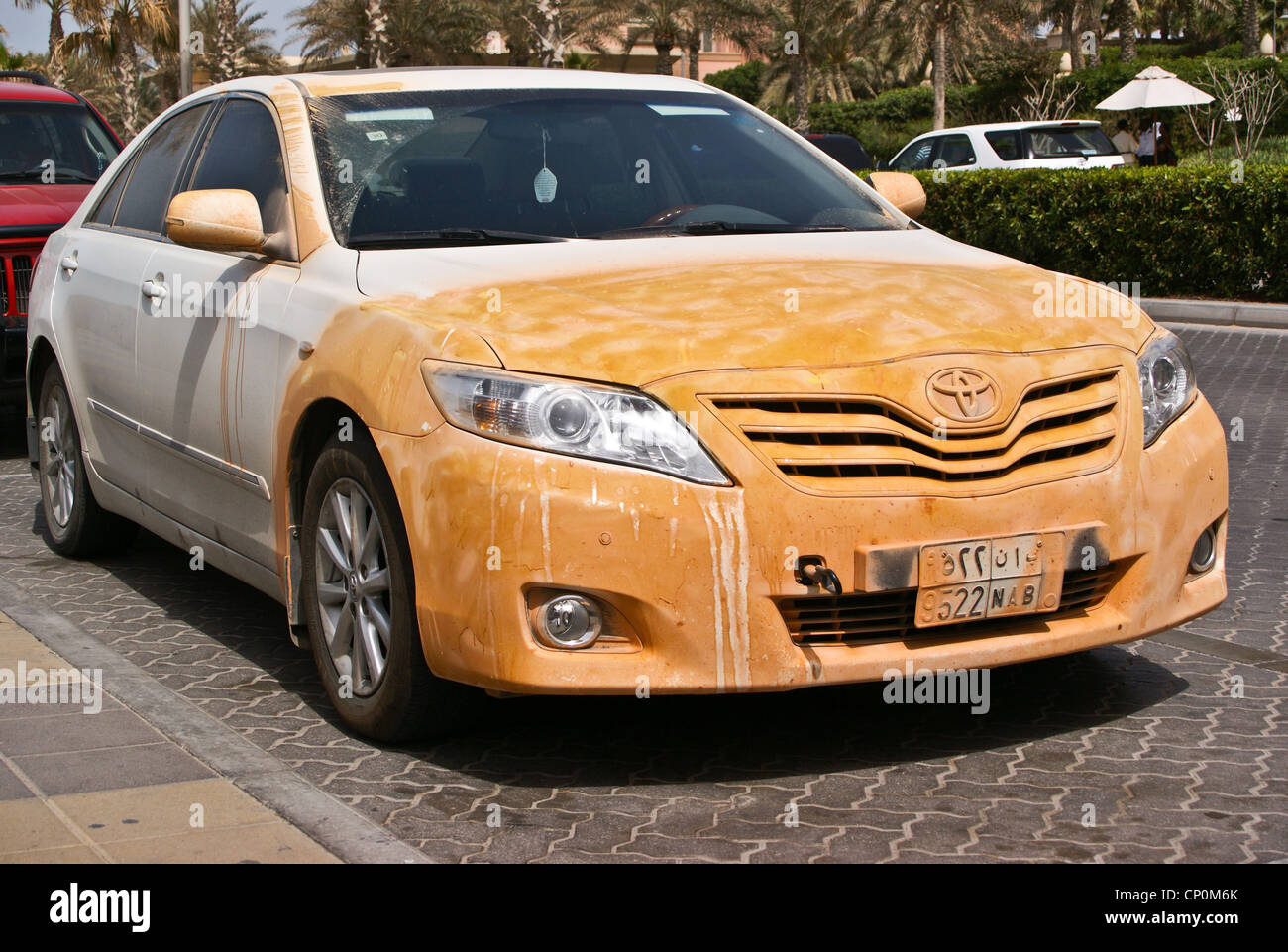 Une Toyota Camry blanche avec orange peinture dessin, Dubaï, Émirats Arabes Unis Banque D'Images