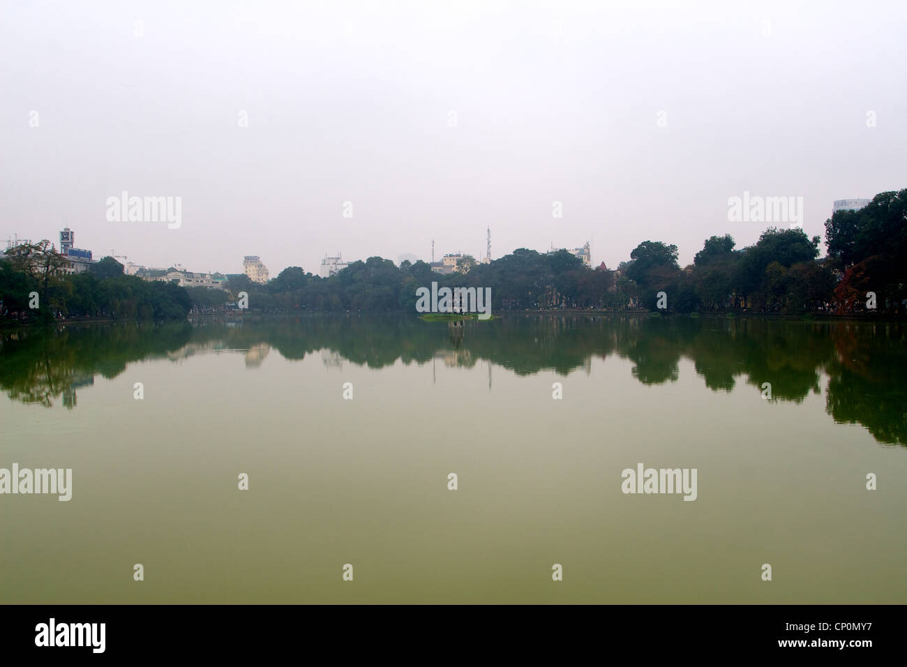 Encore une vue sur l'eau du lac Hoan Kiem, Hanoi. Banque D'Images