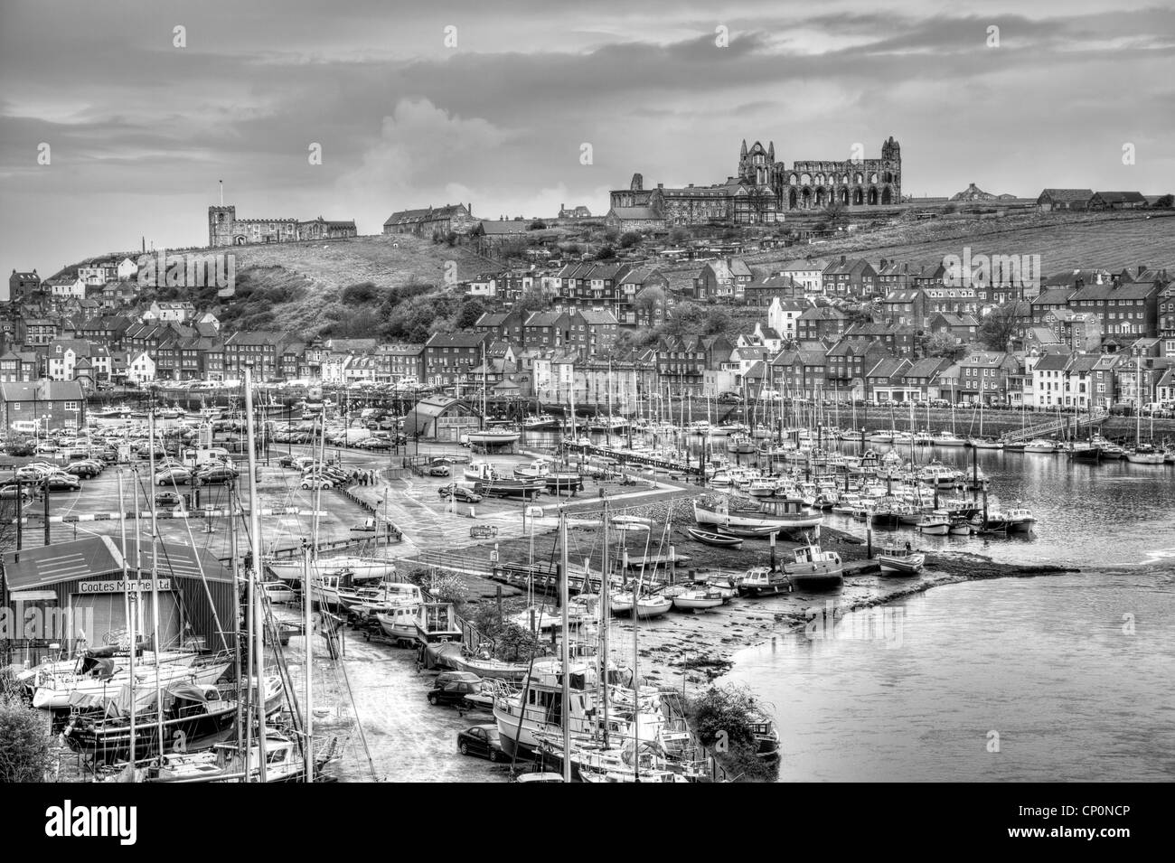 Sommaire des Whitby Marina, Port, port, avec l'abbaye au-dessus. Bateaux & yachts amarrés dans l'estuaire Banque D'Images