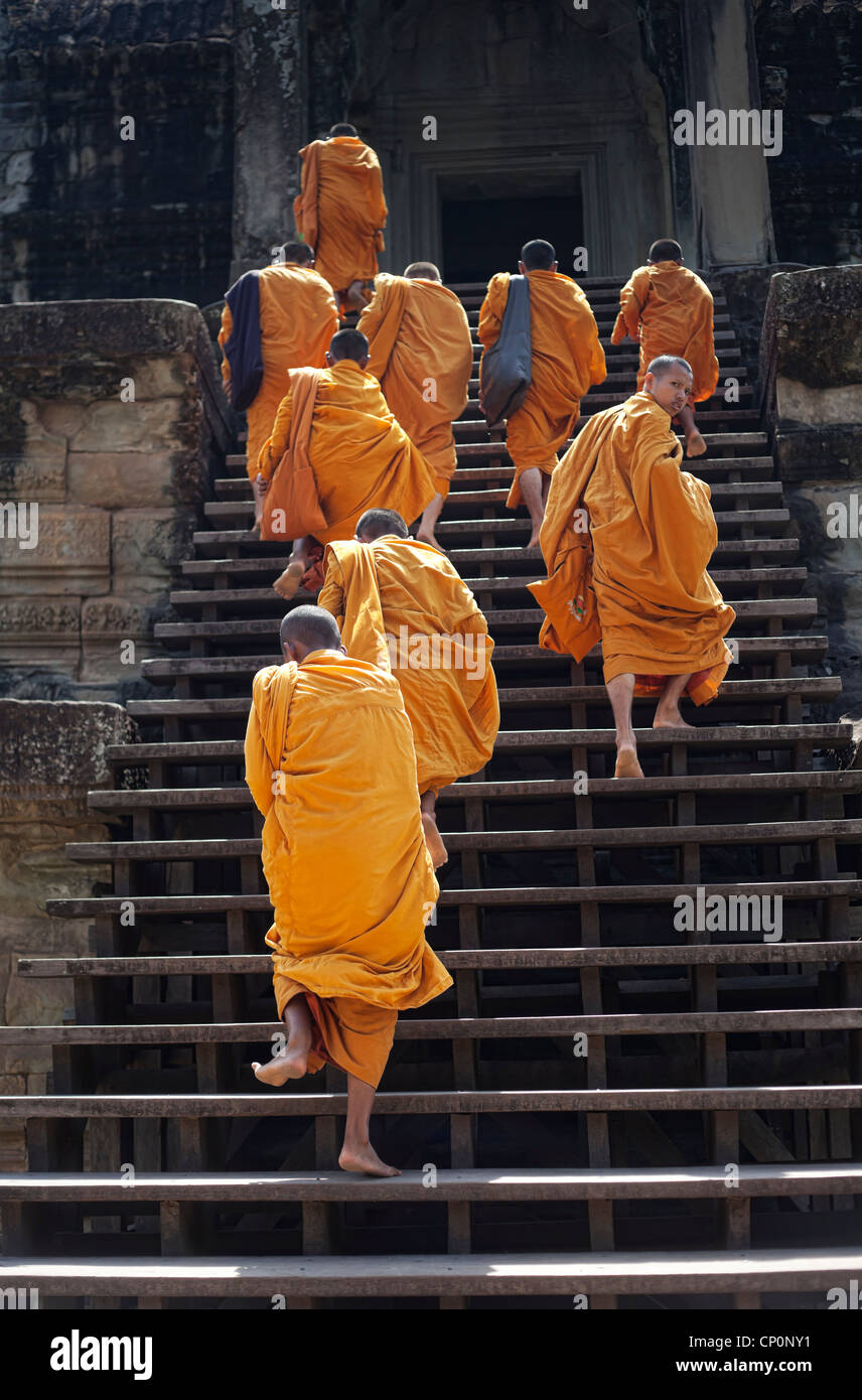 Groupe de moines à Angkor Wat Banque D'Images