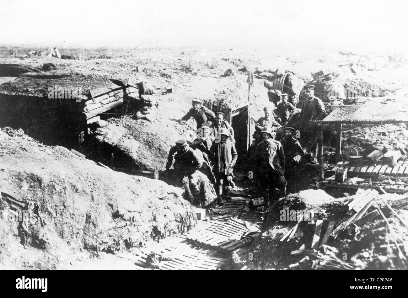 Soldats allemands dans une tranchée pendant la Première Guerre mondiale Banque D'Images