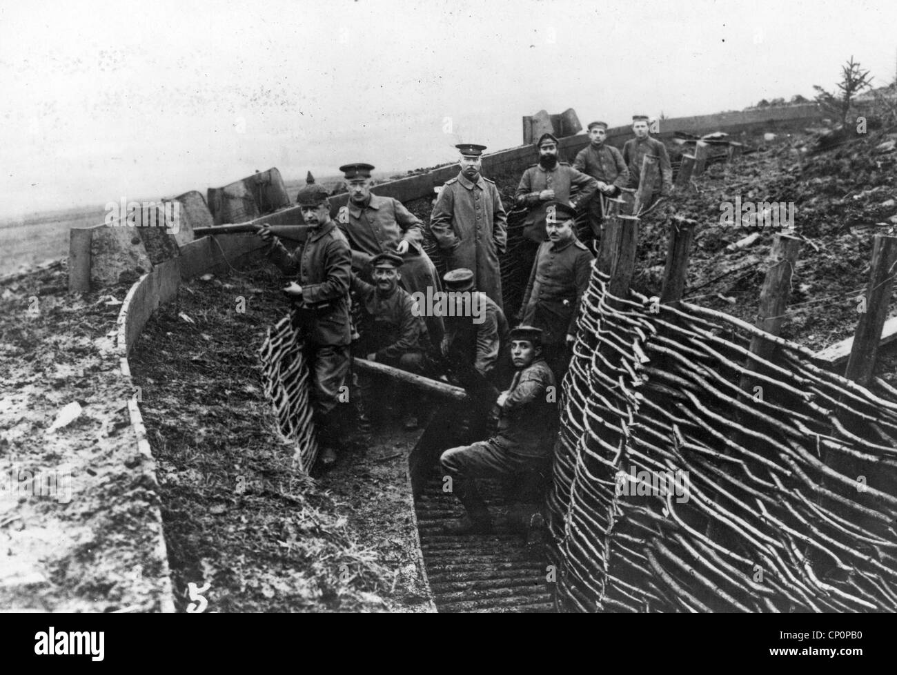 Les soldats de l'armée allemande dans une tranchée pendant la Première Guerre mondiale Banque D'Images