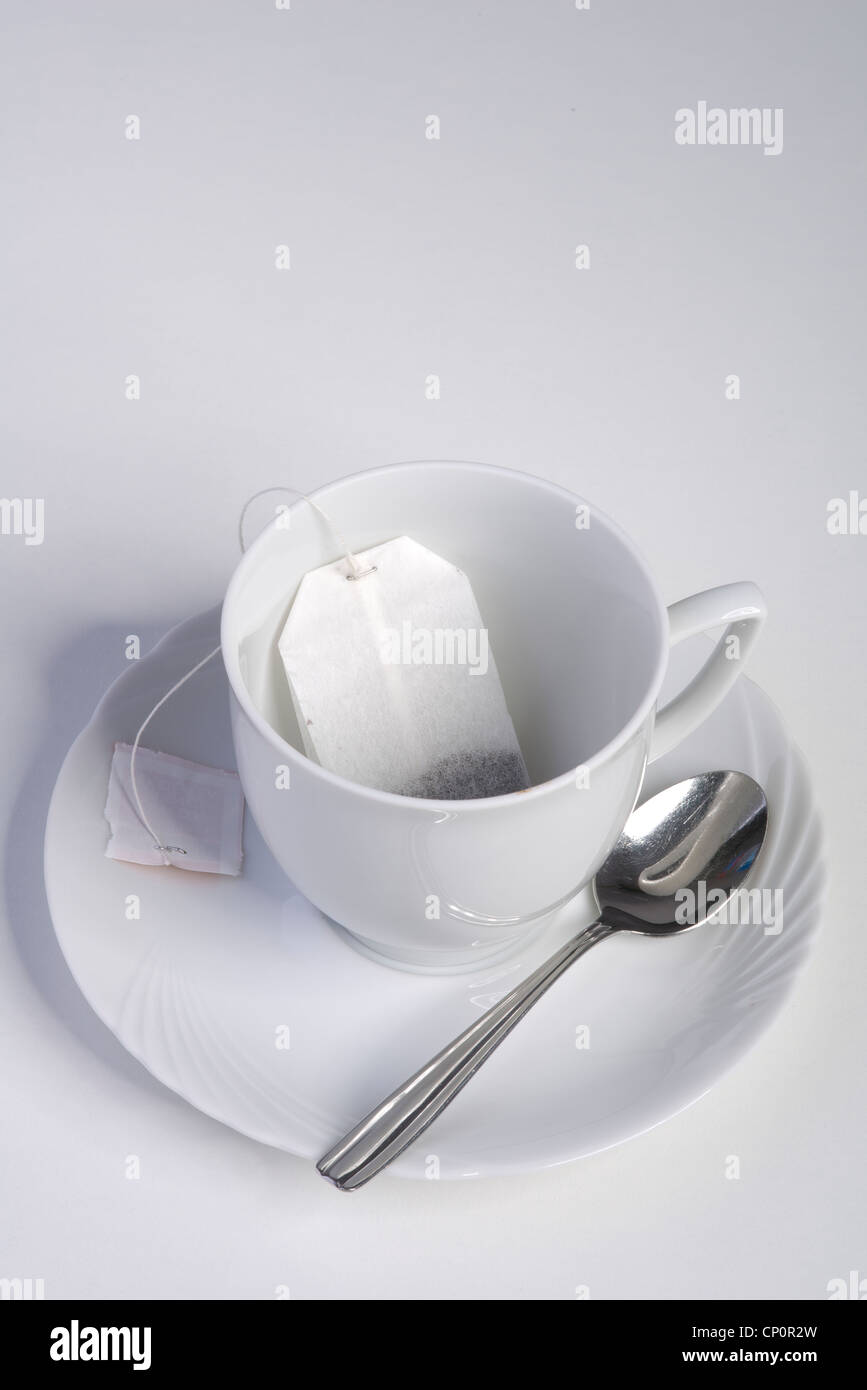 Une tasse de thé avec un sachet de thé Banque D'Images