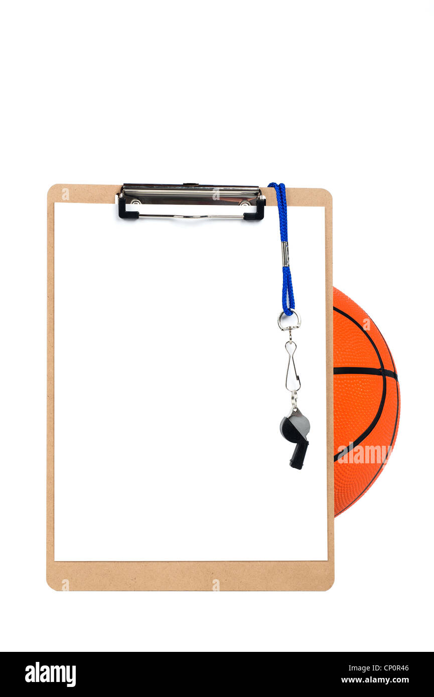 Un presse-papiers de l'entraîneur avec feuille de papier vierge, un sifflet et un crayon repose contre un terrain de basket-ball et est isolé sur blanc. Banque D'Images