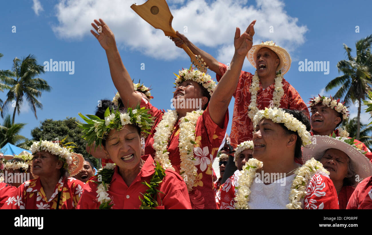 Chanteurs, certains avec les bras en l'air, une partie de l'Évangile jour divertissements offerts par l'Église Chrétienne des Îles Cook (CCPI) sur Rarotonga, îles Cook Banque D'Images