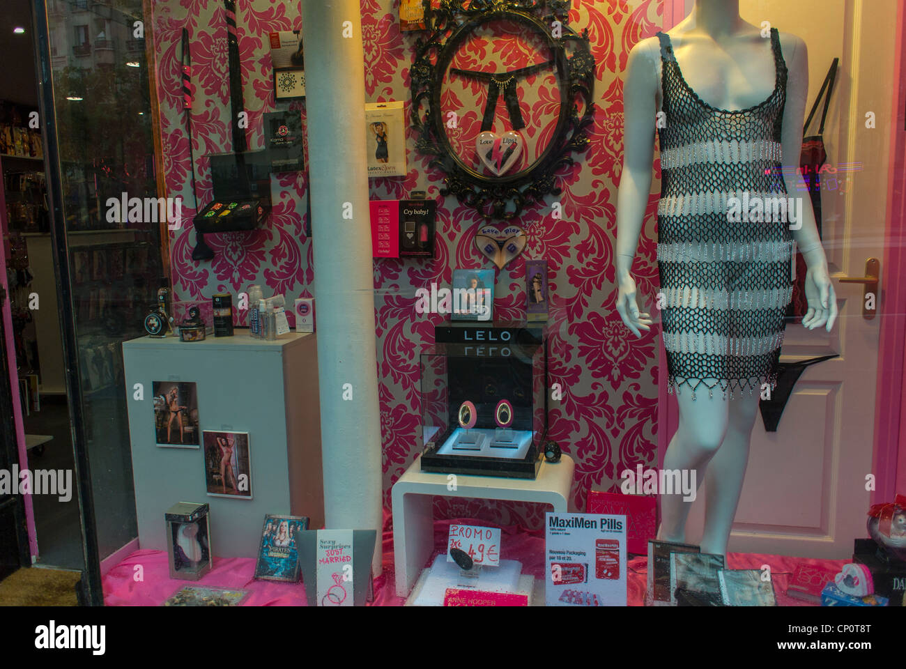 Paris, France, détail, magasin de sexe français, vitrine Sexy Shop, dans le  quartier de Pigalle, mannequins de mode « vidéo hop », mode rapide Photo  Stock - Alamy