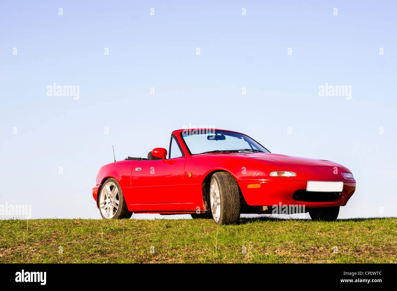 Mazda MX-5 debout sur la colline du printemps Banque D'Images