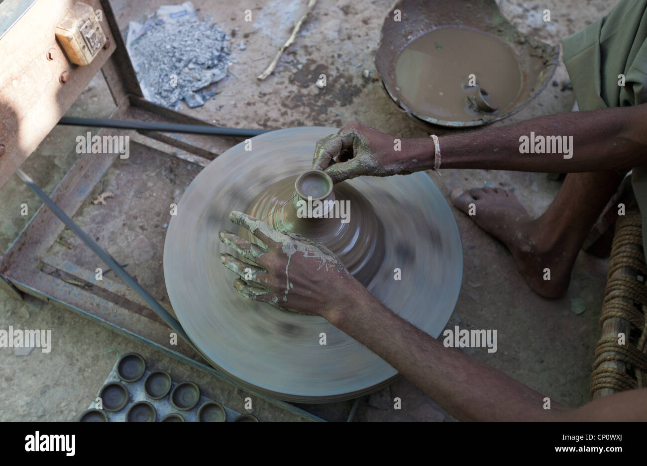 Les petites lampes d'argile sont faits pour le festival du Diwali (des lumières) dans le petit village de Patan au Rajasthan, Inde Banque D'Images