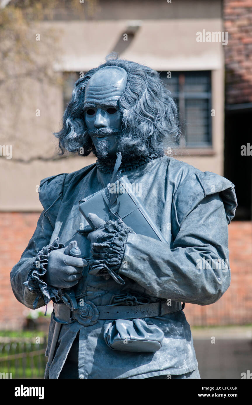 Statue vivante Shakespeare effectuer dans Henley Street Stratford-upon-Avon Banque D'Images