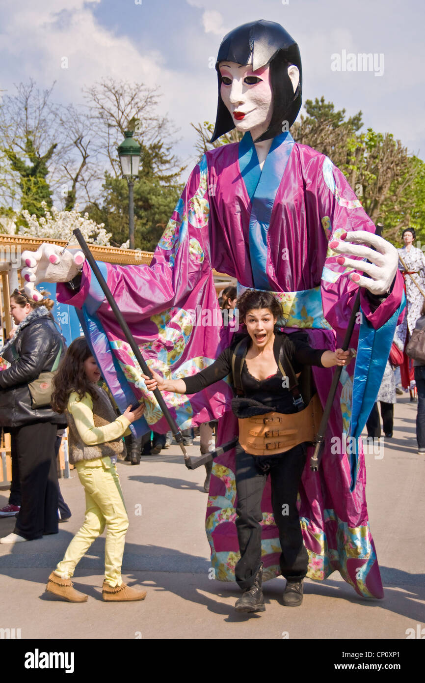 Géant japonais au cours de la marionnette "Le jardin japonais" (le jardin japonais), un événement au Jardin d'acclimatation - Paris Banque D'Images